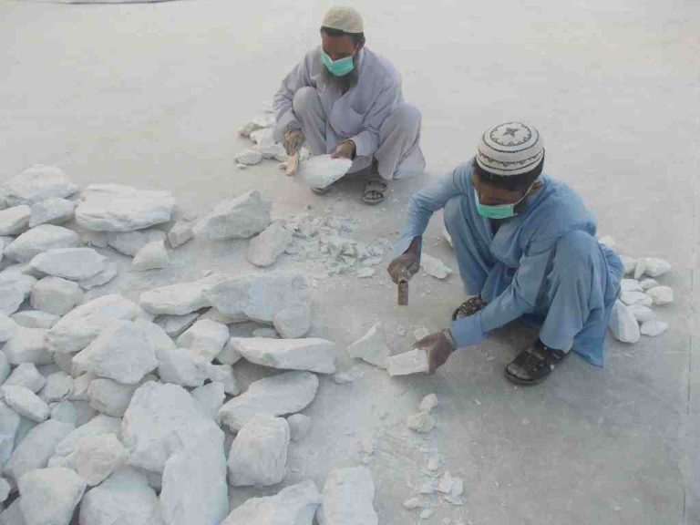Chipping & Brushing at Karachi Warehouse